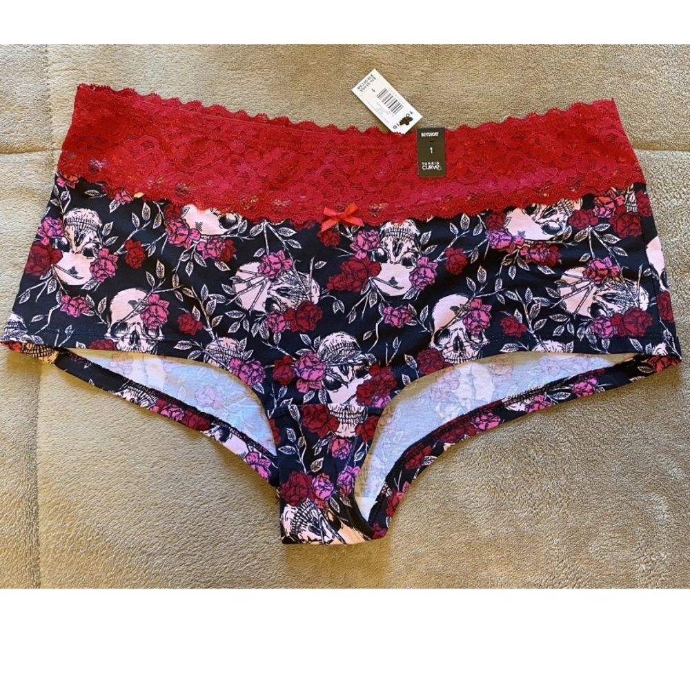 Torrid Curve Wide Lace Trim Boyshort Panty Sz 1 Skull Rose Print NWT
